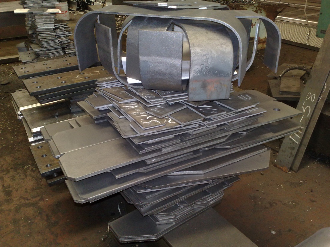 Комплекты деталей, подготовленные для участка сборки и сварки.
